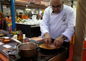 El Mercado de Benicarló  promociona las Jornades de Cuina dels Sabors con un showcooking