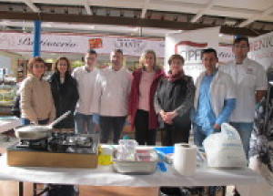 Los alumnos de Dirección de Cocina del CIPFP muestran el potencial de la alcachofa en el Mercado