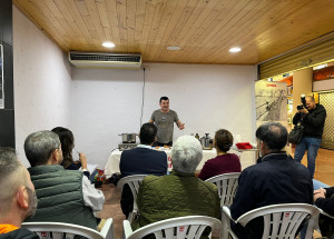 El Mercado Central de Elda acoge un ‘'showcooking' del chef David Ariza para concienciar sobre el consumo responsable y el comercio de proximidad